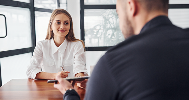 انخفاض طلبات إعانة البطالة الأمريكية، مما يُخفف من مخاوف الركود